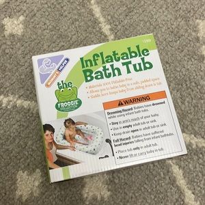 Inflatable bath tub for babies